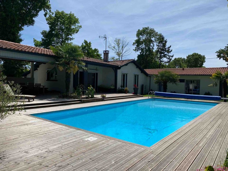Belle villa à vendre d'environ 215m² + terrain de 1403m² avec piscine