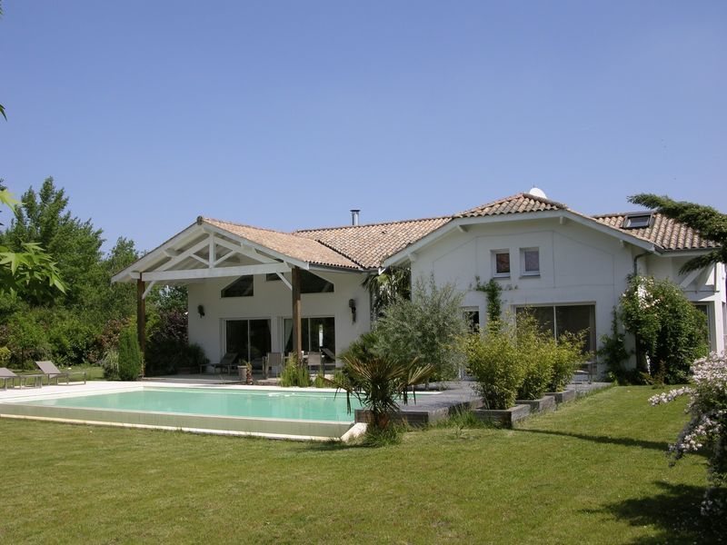VENDU PAR NOTRE AGENCE Villa 5 chambres avec piscine à débordement sur Cestas Rejouit