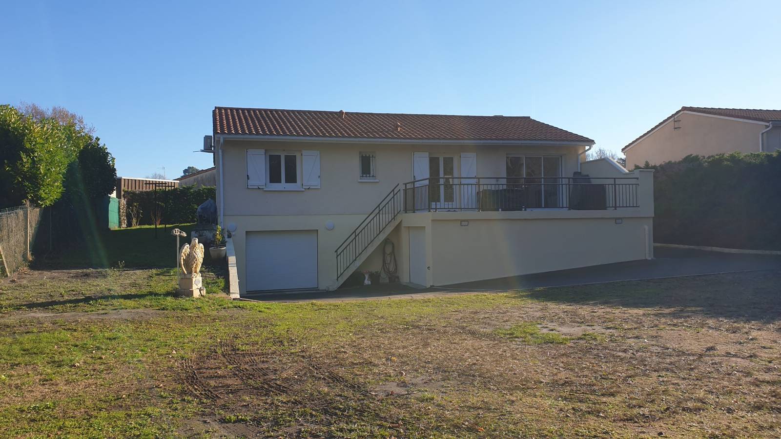 CESTAS BOURG, maison 125m² entièrement rénovée, 5 chambres et garage en demi sous-sol