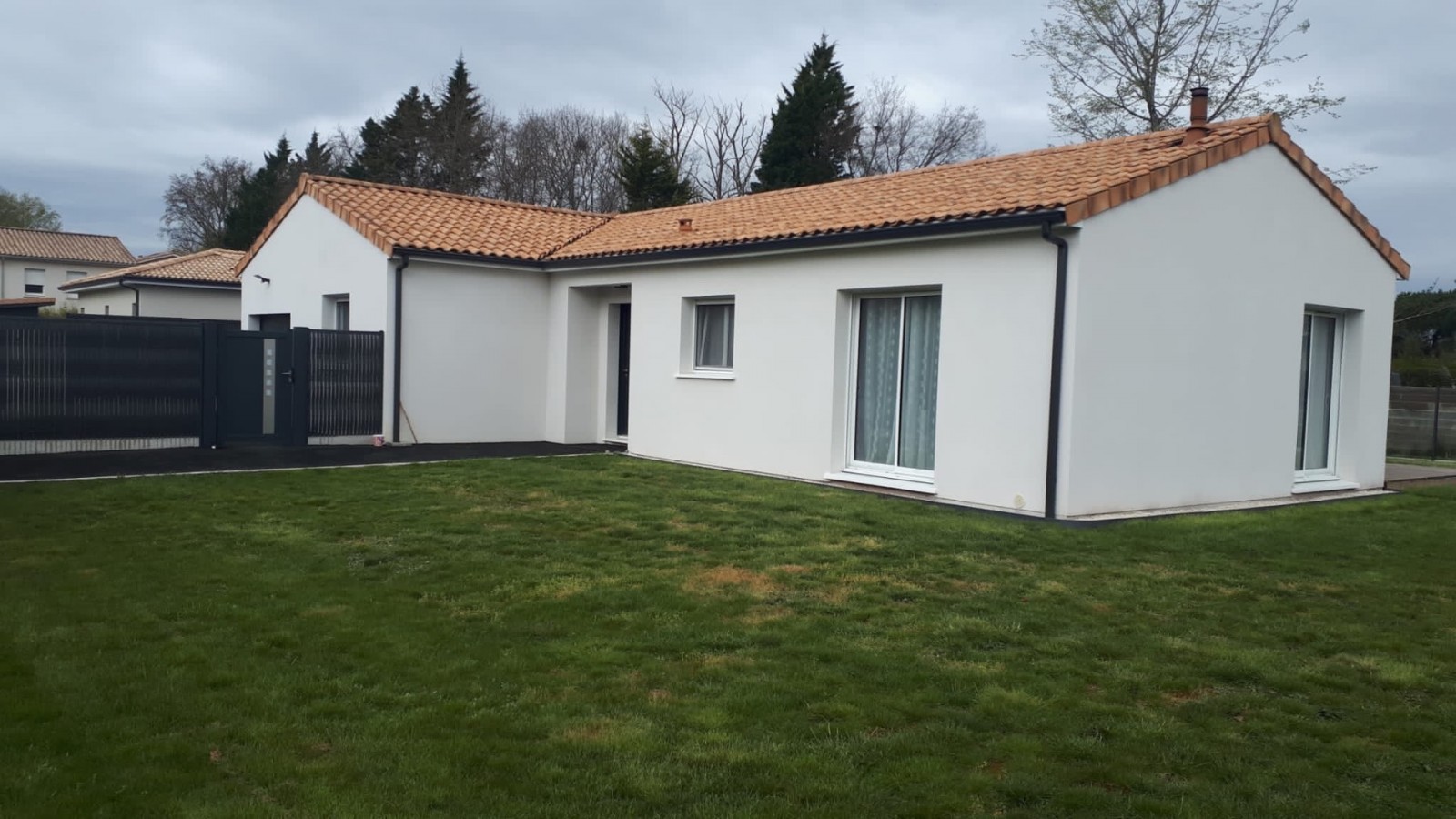 Maison traditionnelle de plain pied de 103m² avec 4 chambres sur 905m²