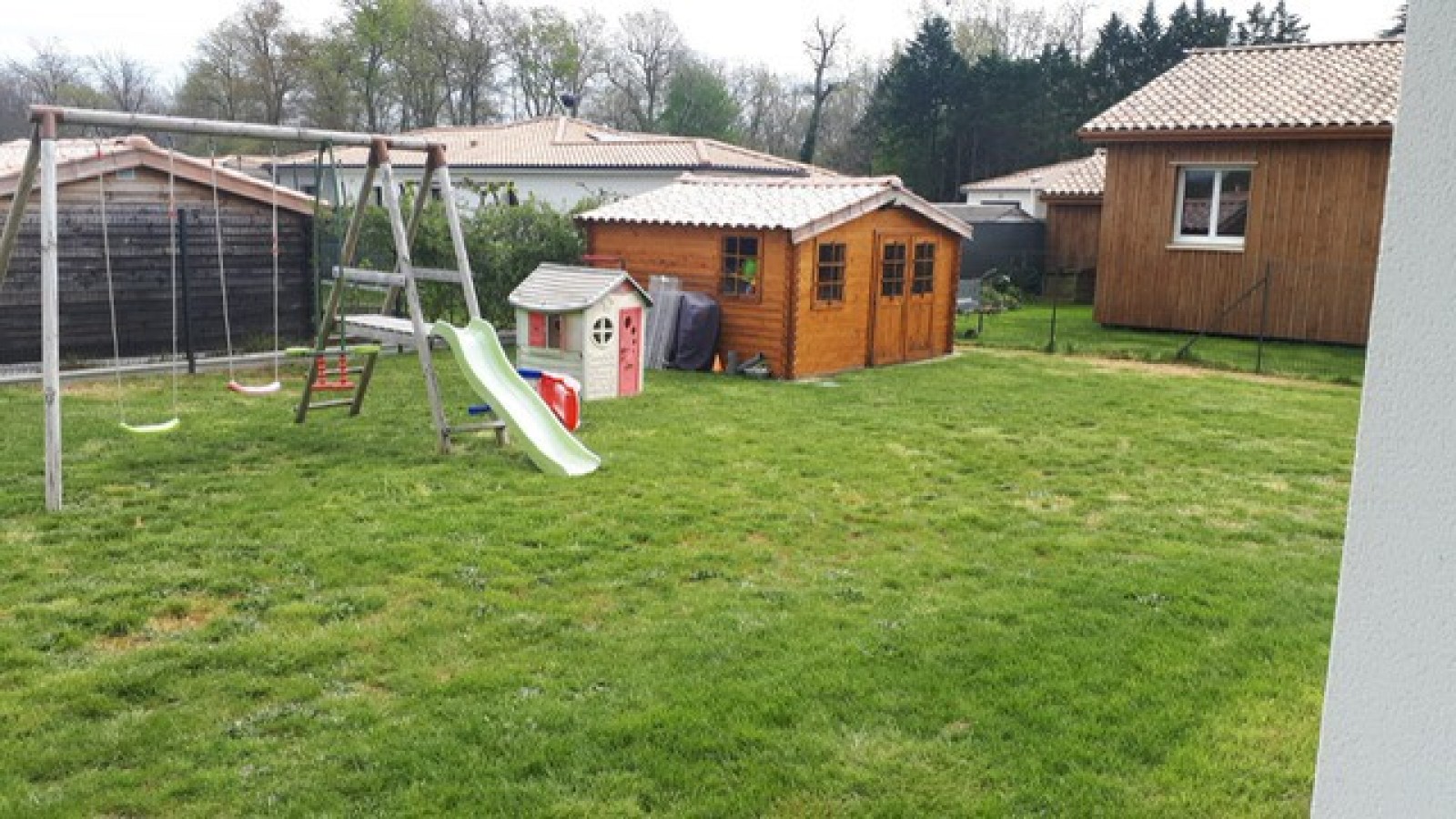 Maison traditionnelle de plain pied de 103m² avec 4 chambres sur 905m²