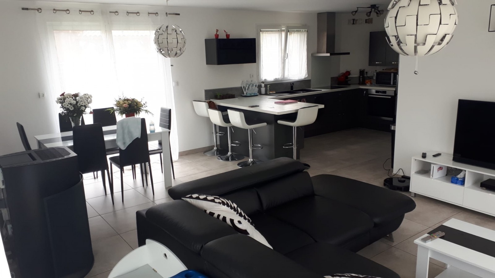 Maison traditionnelle de plain pied de 103m² avec 4 chambres sur 905m²