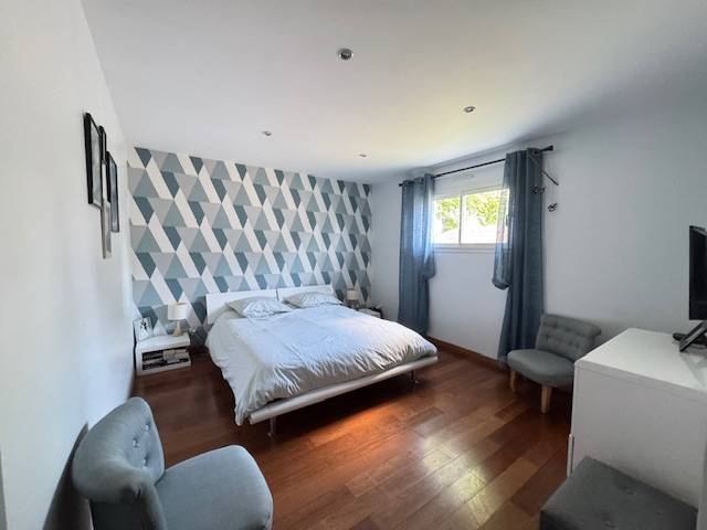 PESSAC , villa de plain pied, 5 chambres, 193m²  sur 987m² avec piscine