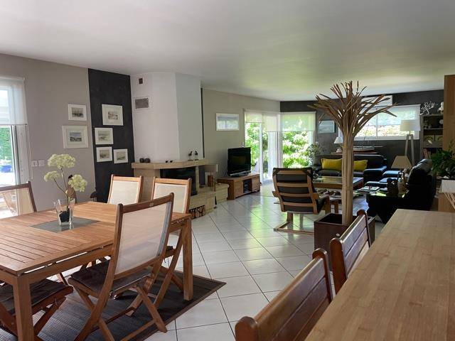 Maison de plain-pied de 150m², 4 chambres, garage sur parcelle de 990m² avec piscine