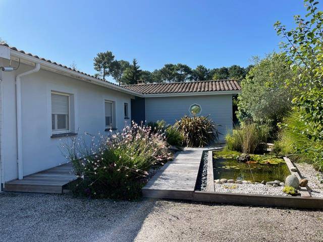 Maison de plain-pied de 150m², 4 chambres, garage sur parcelle de 990m² avec piscine