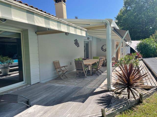 Maison de plain-pied de 150m², 4 chambres, garage sur parcelle de 990m² avec piscine