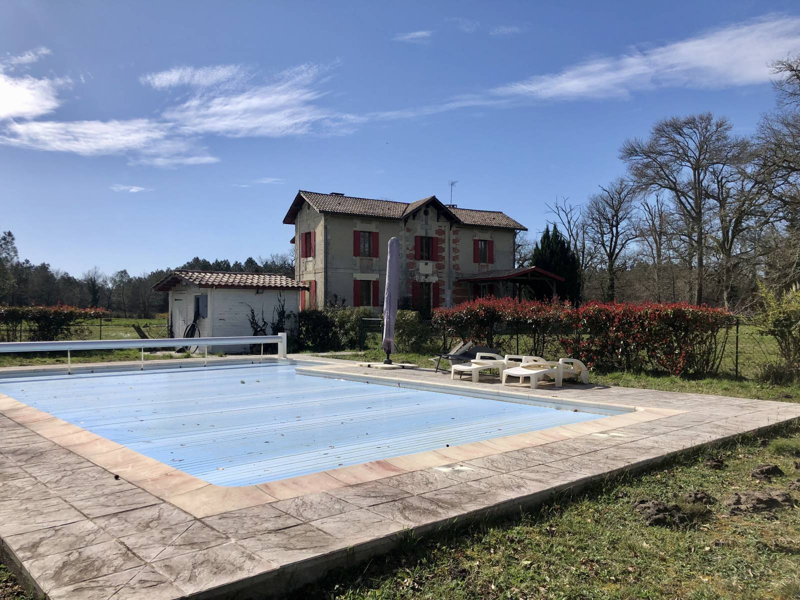 A VENDRE SUR 3 HECTARES BATISSE ANCIENNE