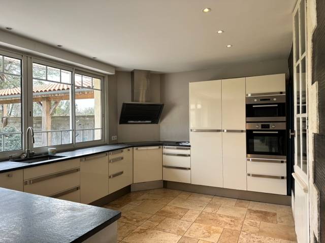 Maison en pierre de plain pied, 216m², 5 chambres sur 1136m²