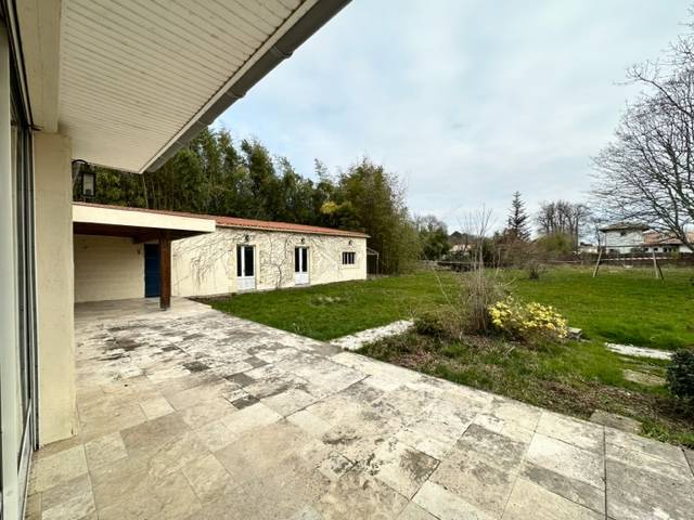 Maison en pierre de plain pied, 216m², 5 chambres sur 1136m²