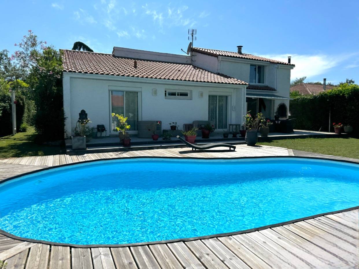 a vendre maison avec piscine 
