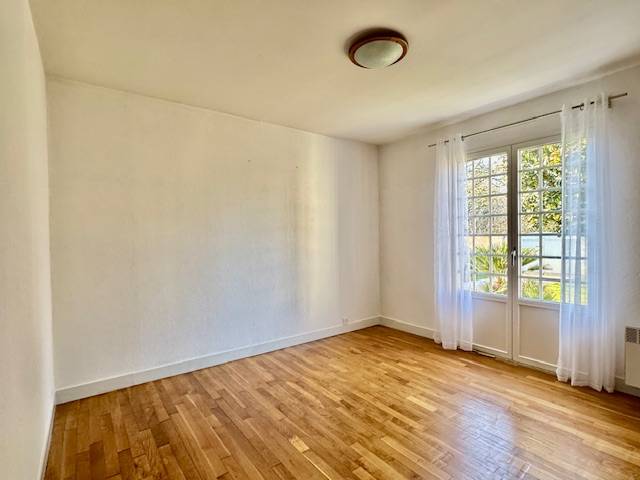 Cestas bourg, maison de plain pied, 4 chambres avec jardin et garage