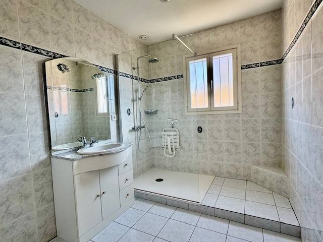 Cestas bourg, maison de plain pied, 4 chambres avec jardin et garage