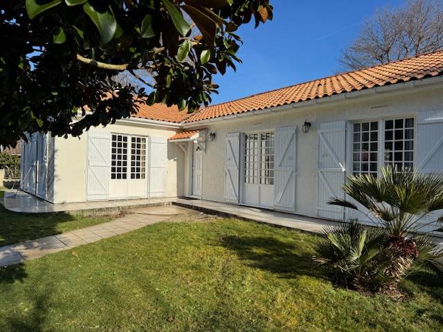 Cestas bourg, maison de plain pied, 4 chambres avec jardin et garage
