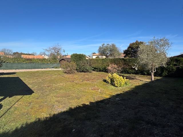 CESTAS bourg, maison individuelle de plain-pied  3 chambres sur 825m²