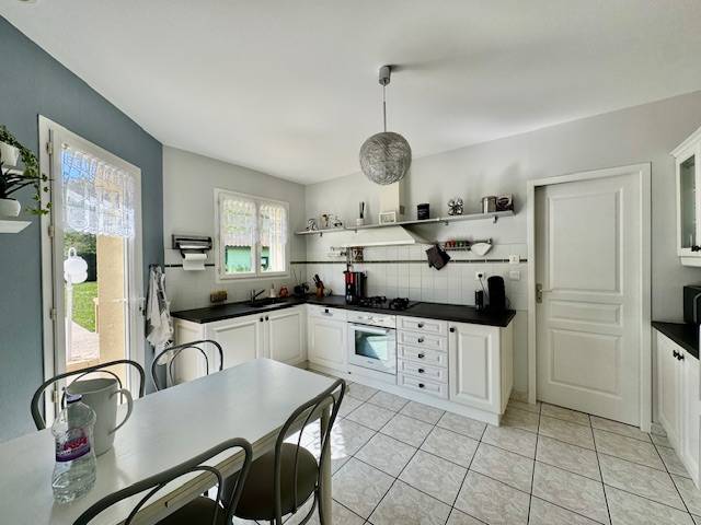 Maison avec 5 chambres sur 1700m² de terrain avec piscine