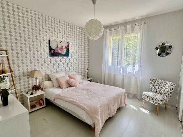 CESTAS, contemporaine de 146m² avec 5 chambres sur 1700m² avec piscine