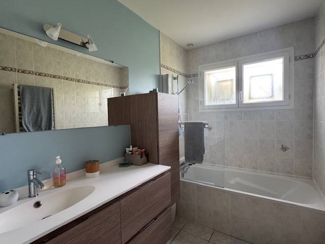 CESTAS, contemporaine de 146m² avec 5 chambres sur 1700m² avec piscine