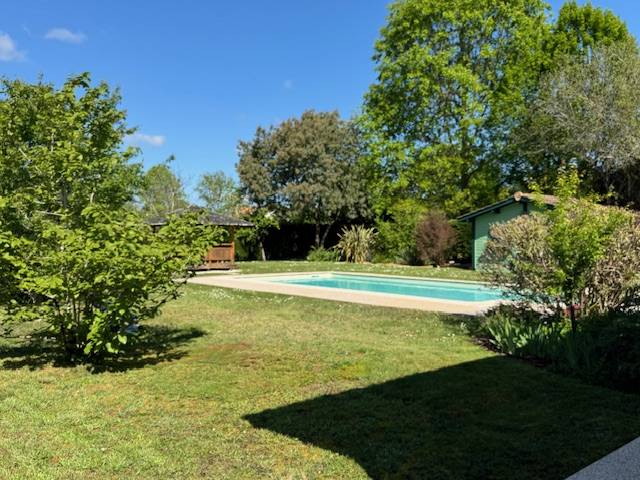 CESTAS, contemporaine de 146m² avec 5 chambres sur 1700m² avec piscine