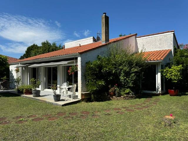 maison à étage avec grand jardin 