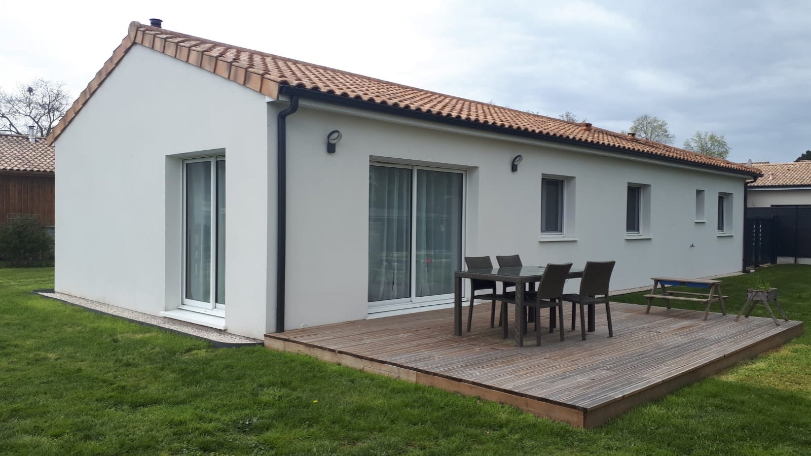 Maison traditionnelle de plain pied de 103m² avec 4 chambres sur 905m²