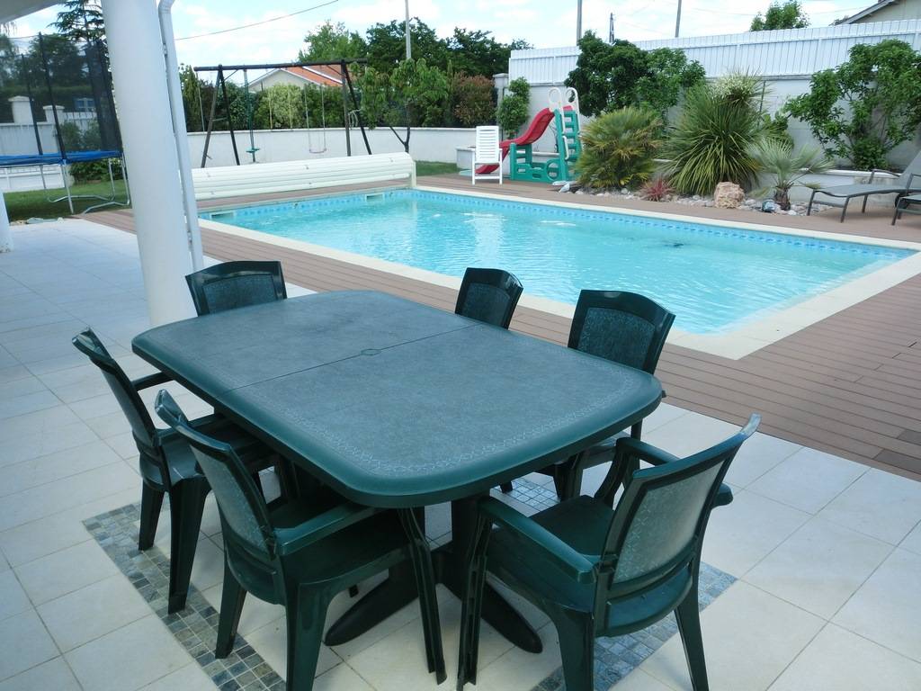 Maison 140m², 4 chambres, double garage sur 901m² de terrain avec piscine à Léognan