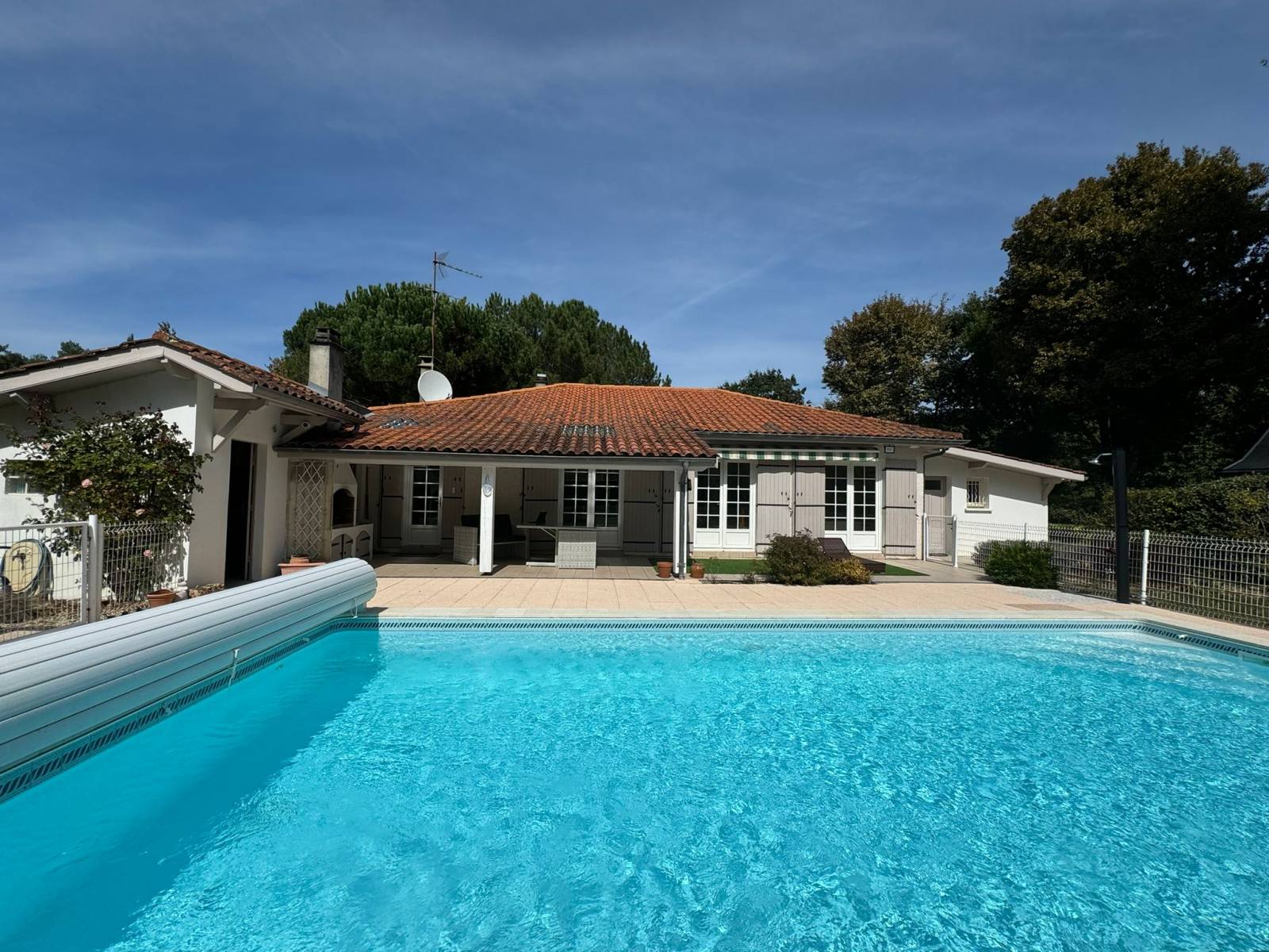 MAISON A VENDRE CESTAS REJOUIT AVEC GRAND JARDIN ET PISCINE