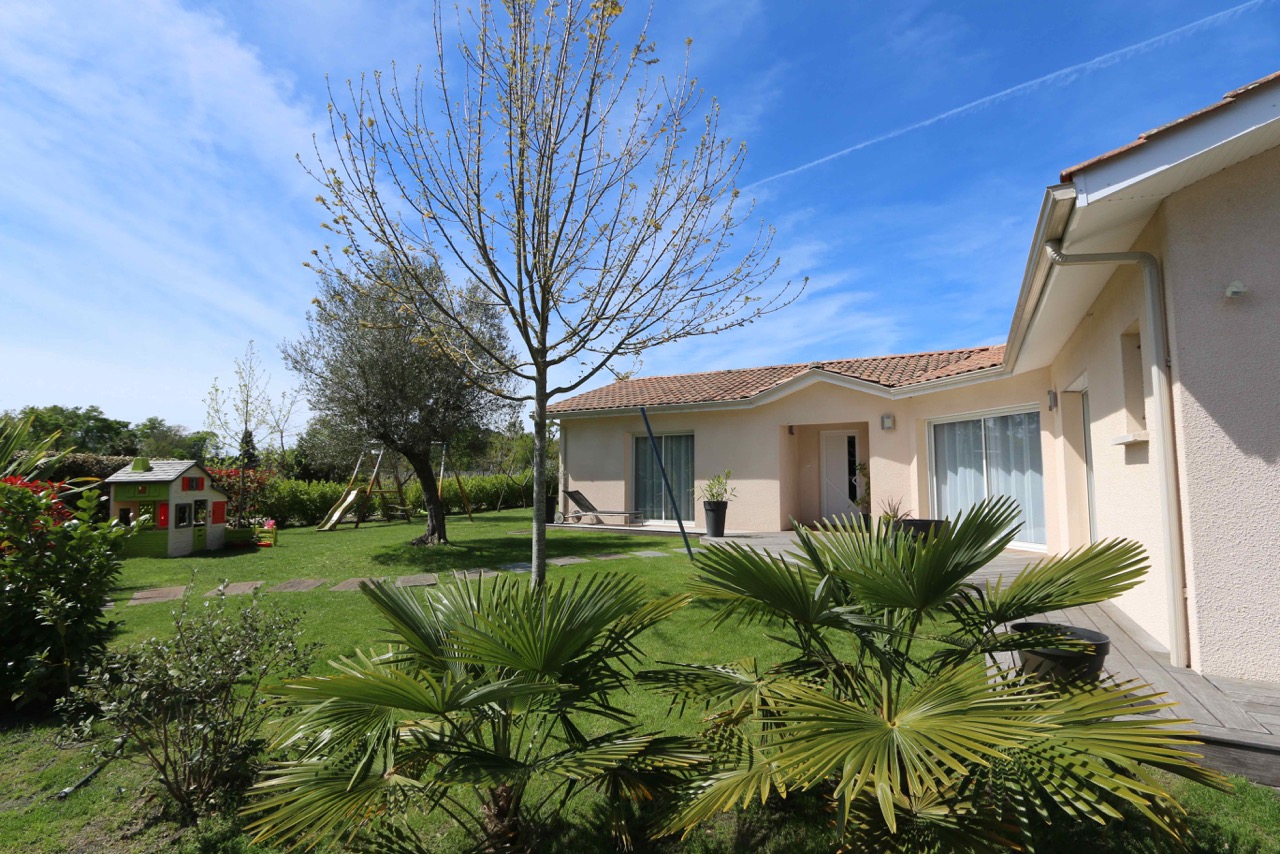 Contemporaine, 140m², 4 chambres sur 800m² sur LEOGNAN