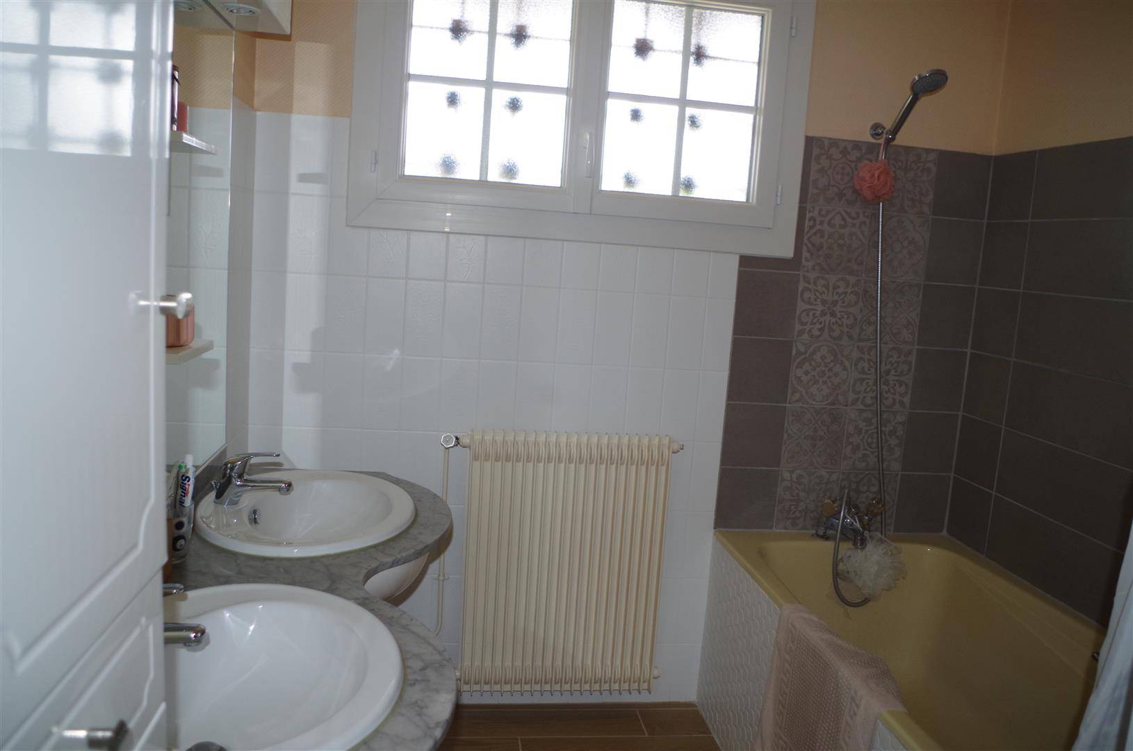 Maison individuelle de plain pied, 120m², 3 chambres sur 969m² de terrain CESTAS BOURG