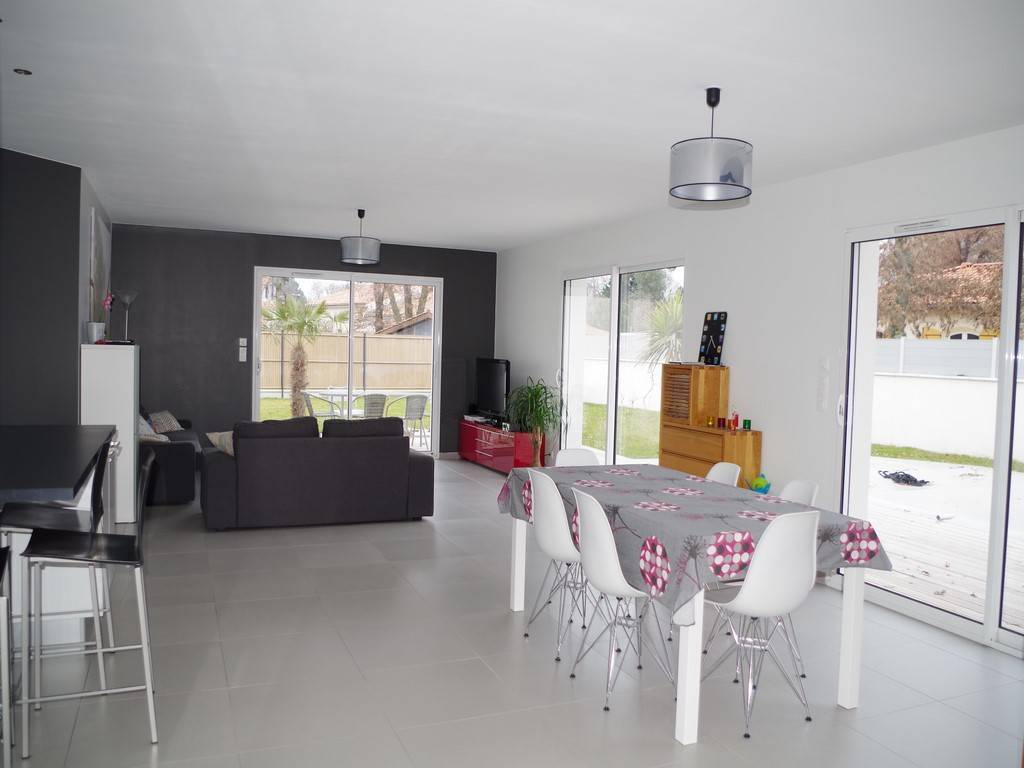 Maison neuve, 160m², 5 chambres sur 850m² avec piscine CESTAS BOURG