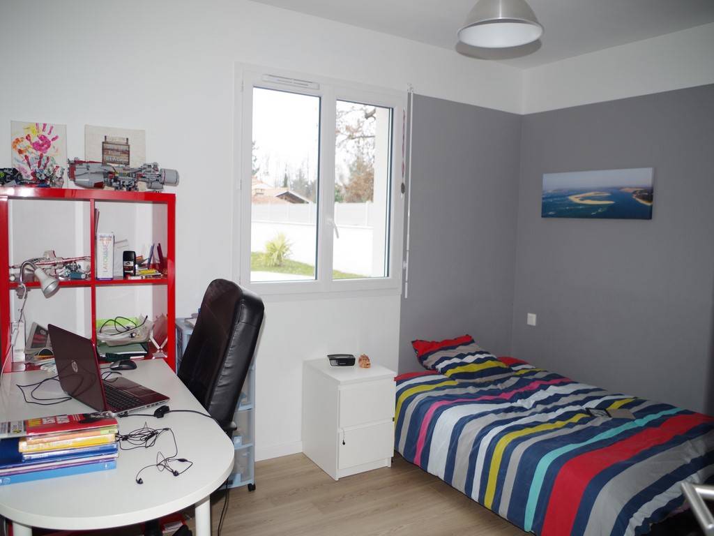 Maison neuve, 160m², 5 chambres sur 850m² avec piscine CESTAS BOURG