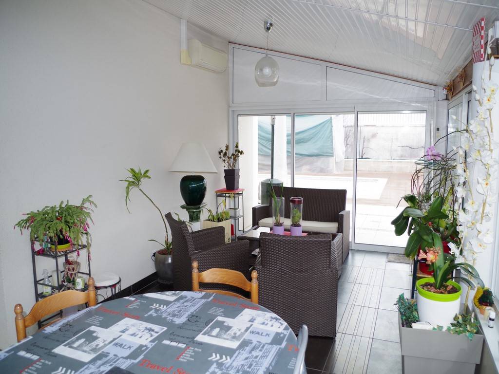 Maison 140m², 4 chambres, double garage sur 901m² de terrain avec piscine à Léognan