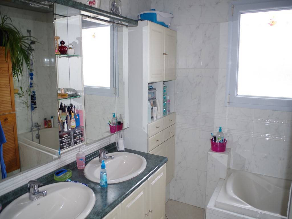 Maison 140m², 4 chambres, double garage sur 901m² de terrain avec piscine à Léognan