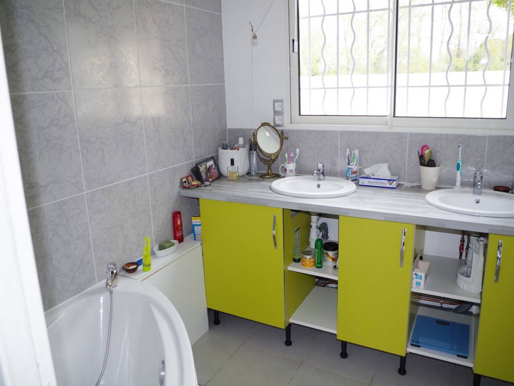 Maison plain pied de 112m², 3 chambres sur 1214m² de terrain avec garage LEOGNAN