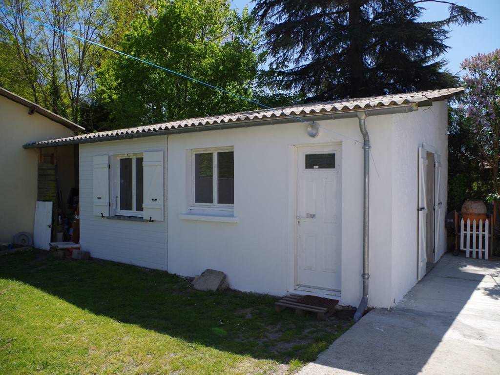 Maison plain pied de 112m², 3 chambres sur 1214m² de terrain avec garage LEOGNAN
