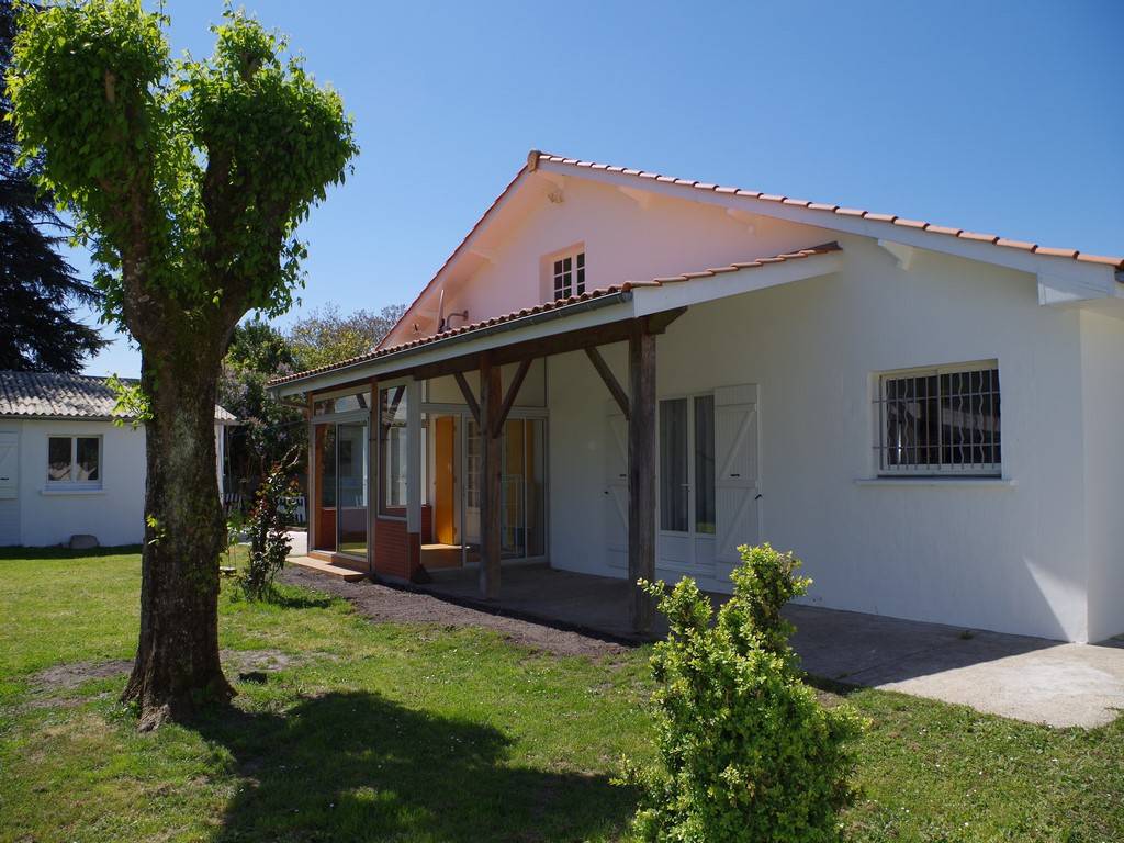 Maison plain pied de 112m², 3 chambres sur 1214m² de terrain avec garage LEOGNAN