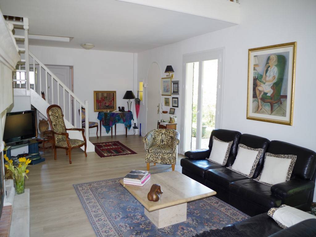 Maison 180m², 3 chambres sur 2372m² avec piscine et double garage sur CESTAS REJOUIT