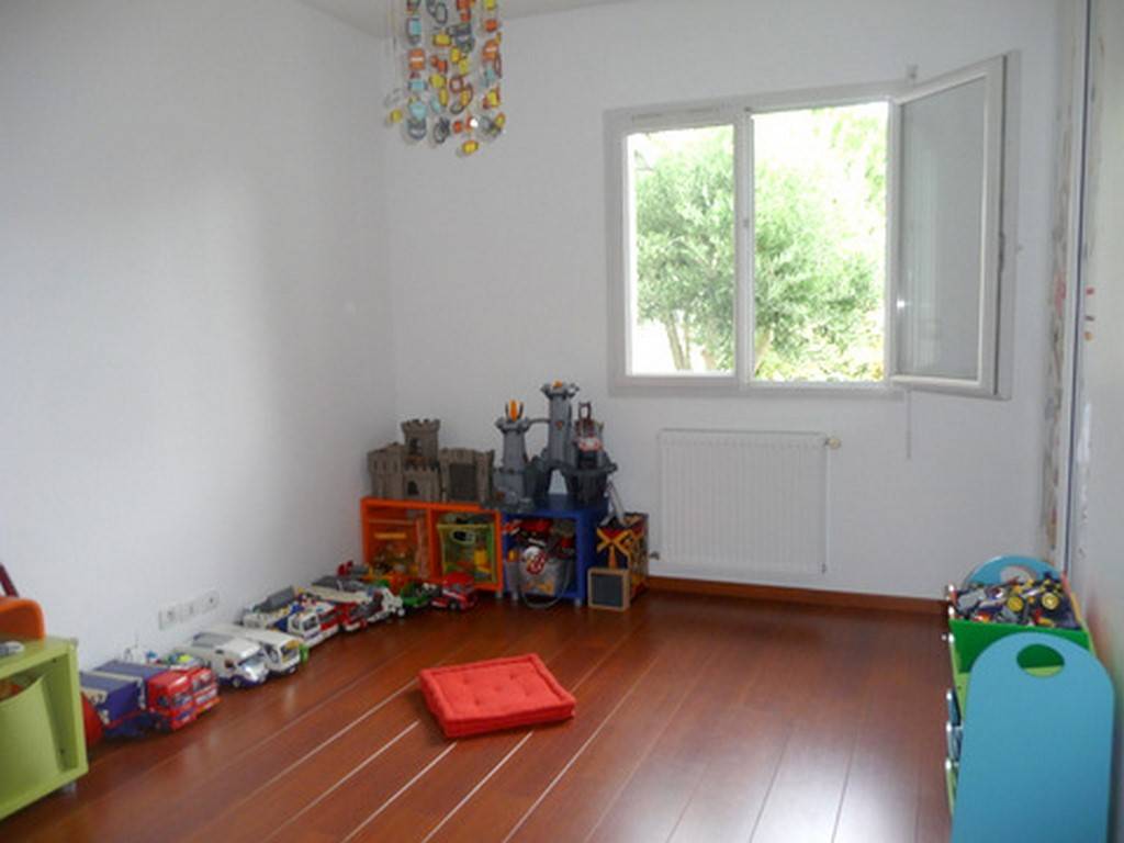 Maison 142m², 4 chambres sur 865m² de jardin avec garage sur CESTAS BOURG.