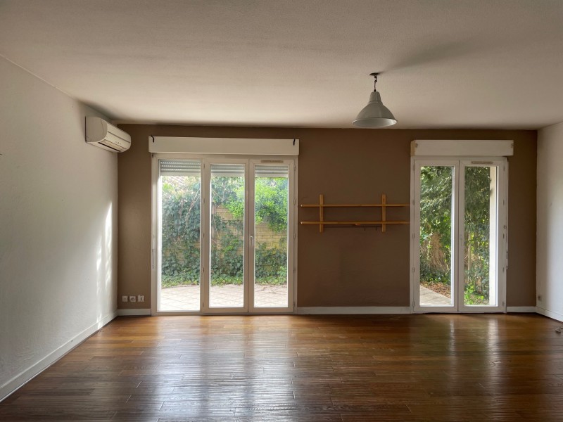 PESSAC, quartier Candau, maison de ville à étage d'environ 80m², mitoyenne, 3 chambres.