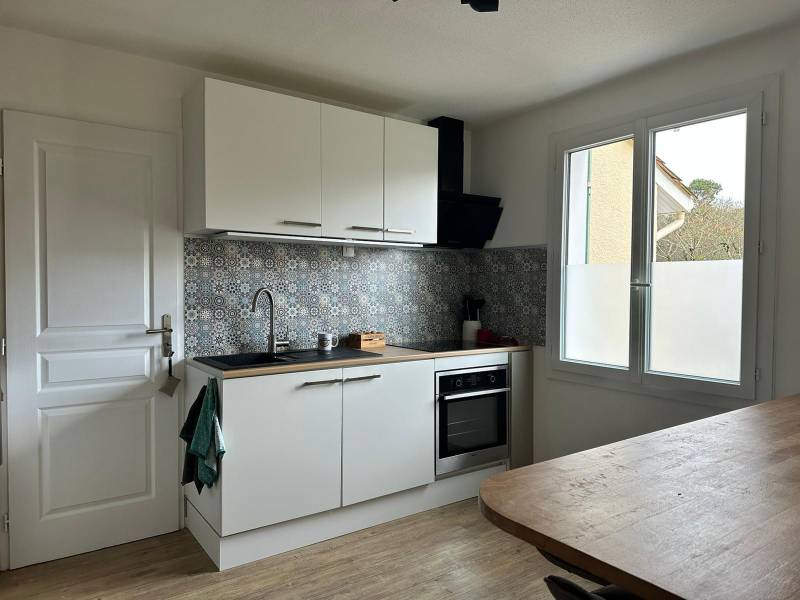 CANEJAN Bourg, maison à étage, 128m², mitoyenne des deux côtés, 4 chambres, parcelle de 427m² avec garage et piscine