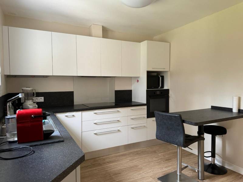 CESTAS Réjouit, maison de plain-pied d'environ 70m², 2 chambres, parcelle de 799m² avec grand garage