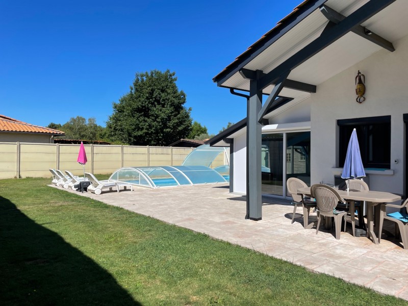 CESTAS, maison traditionnelle de plain pied, de 137m² avec 4 chambres sur 783m² de jardin avec piscine