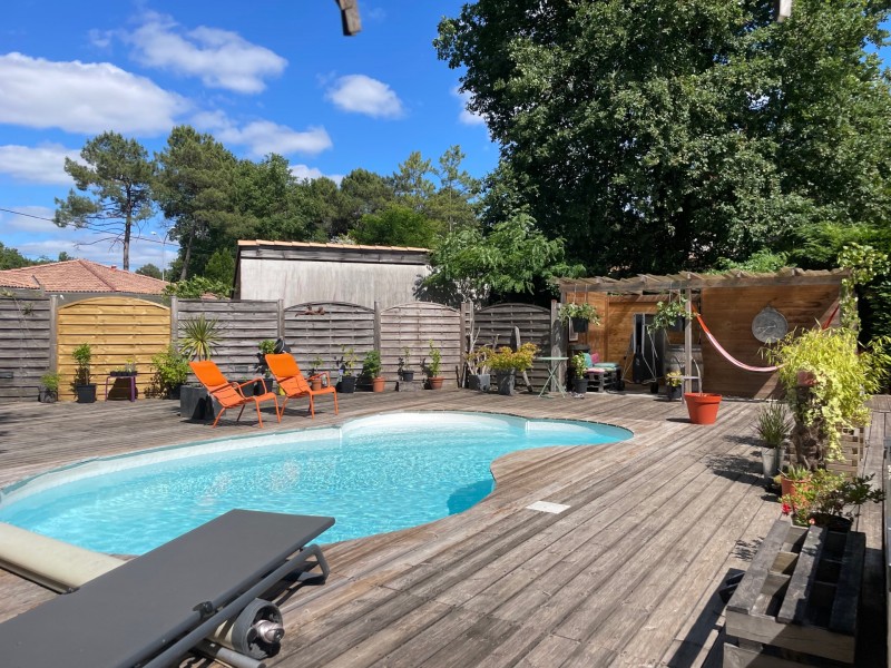 CESTAS, maison à étage, 4 chambres sur 734m² de jardin avec piscine