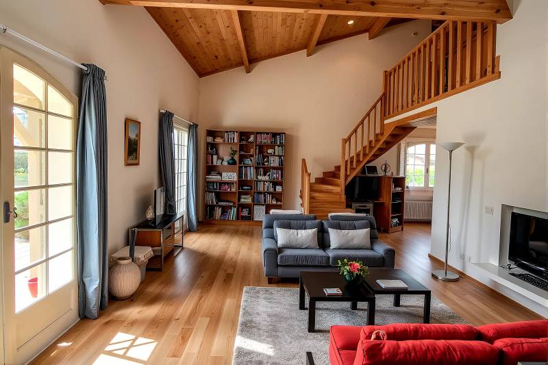 CESTAS BOURG Maison familiale de 210m², 7 chambres sur 2456m² de parcelle arborée.