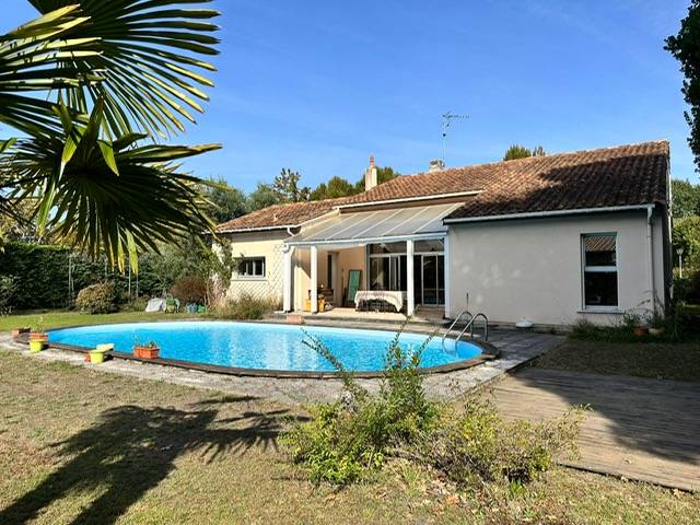 CESTAS proche du bourg maison à étage, 5 chambres sur 1221m² avec piscine