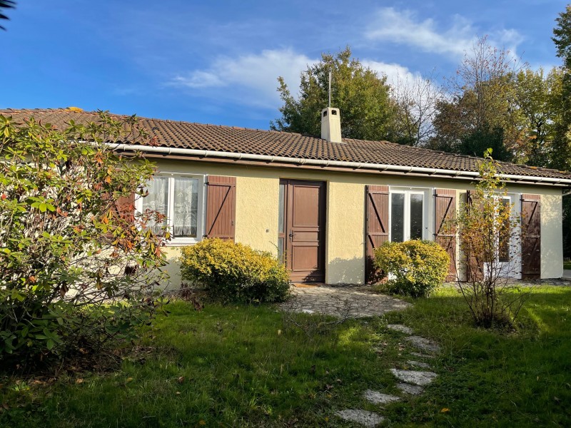 Maison de plain-pied, d'environ 100m², CESTAS Gazinet, 3 chambres, bureau et parcelle arborée de 1348m²