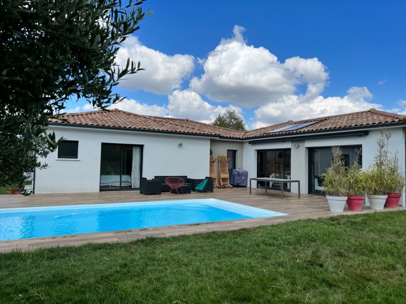 CESTAS, maison de plain pied de 137m², en parfait état, 4 chambres, parcelle de 1026m² avec piscine et garage