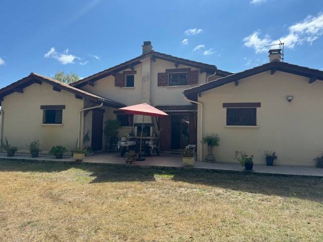 maison à étage avec jardin