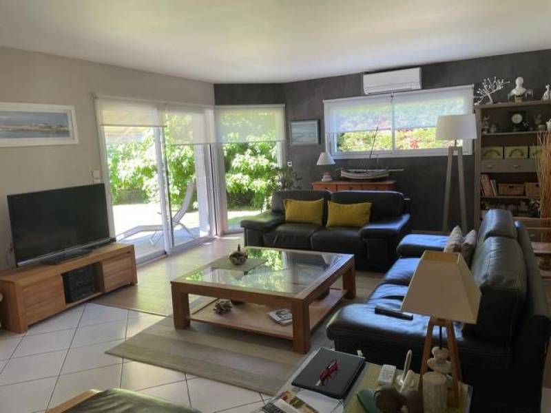 Maison de plain-pied de 150m², 4 chambres, garage sur parcelle de 990m² avec piscine