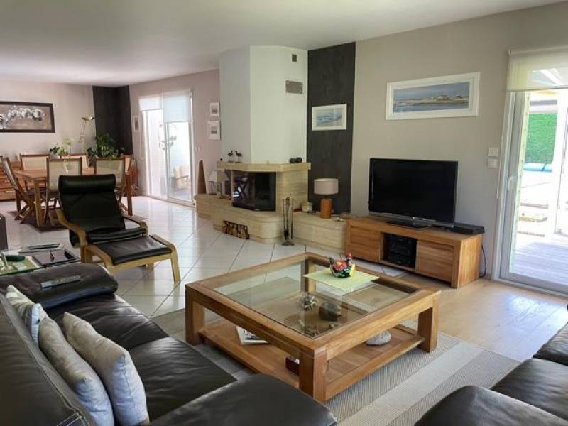 Maison de plain-pied de 150m², 4 chambres, garage sur parcelle de 990m² avec piscine