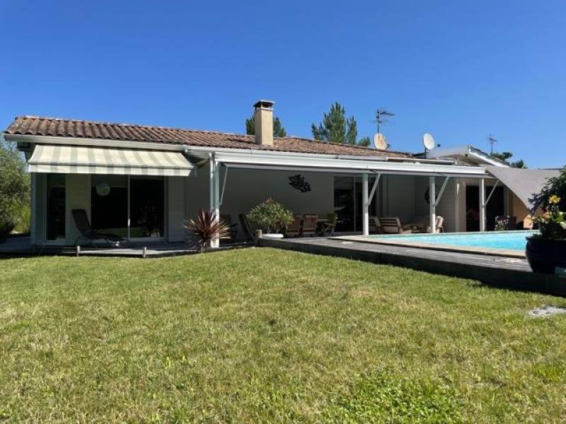 Maison de plain-pied de 150m², 4 chambres, garage sur parcelle de 990m² avec piscine